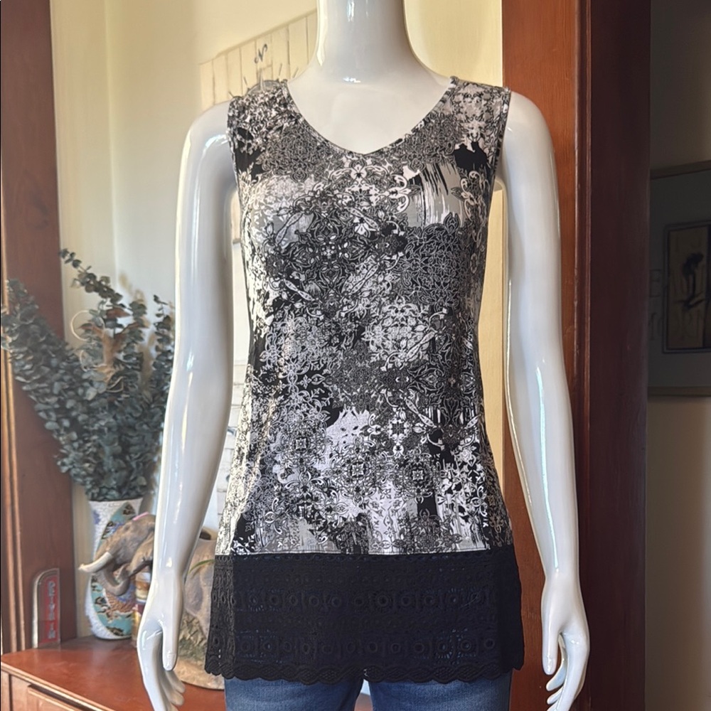 NWT northern reflections size small Black and White Sleeveless Top